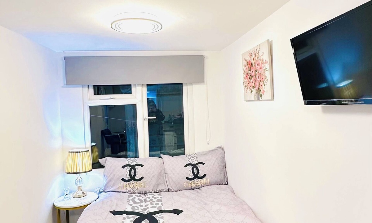 Heston Apartment | Luxury Studio - Near Heathrow - Parking Available