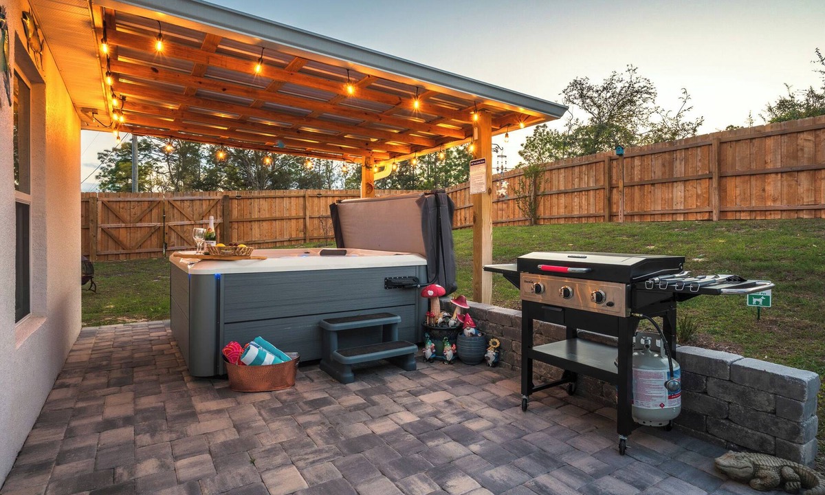 Citrus Springs House | Luxury Stylist's Retreat: 6 Person Hot Tub, Game Room, 3 bedrooms, much more!