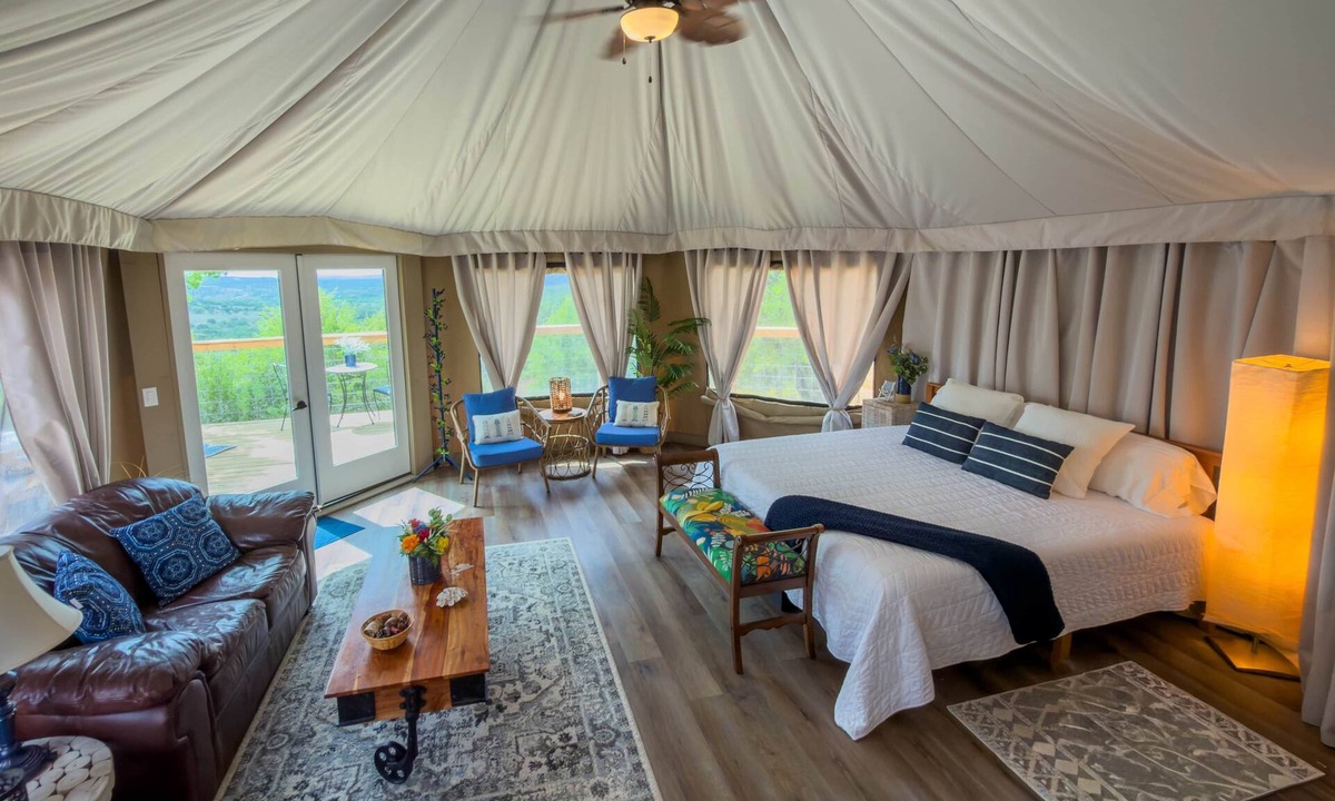Oatmeal Cabin | Luxury Suite 3-Safari Tent-Outdoor Whirlpool Tub
