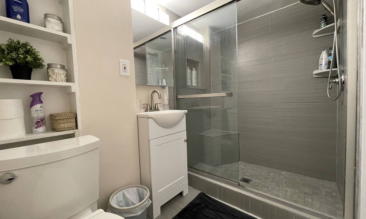 Manoa Apartment | Luxury Suite. Conveniently Located. Free Parking.