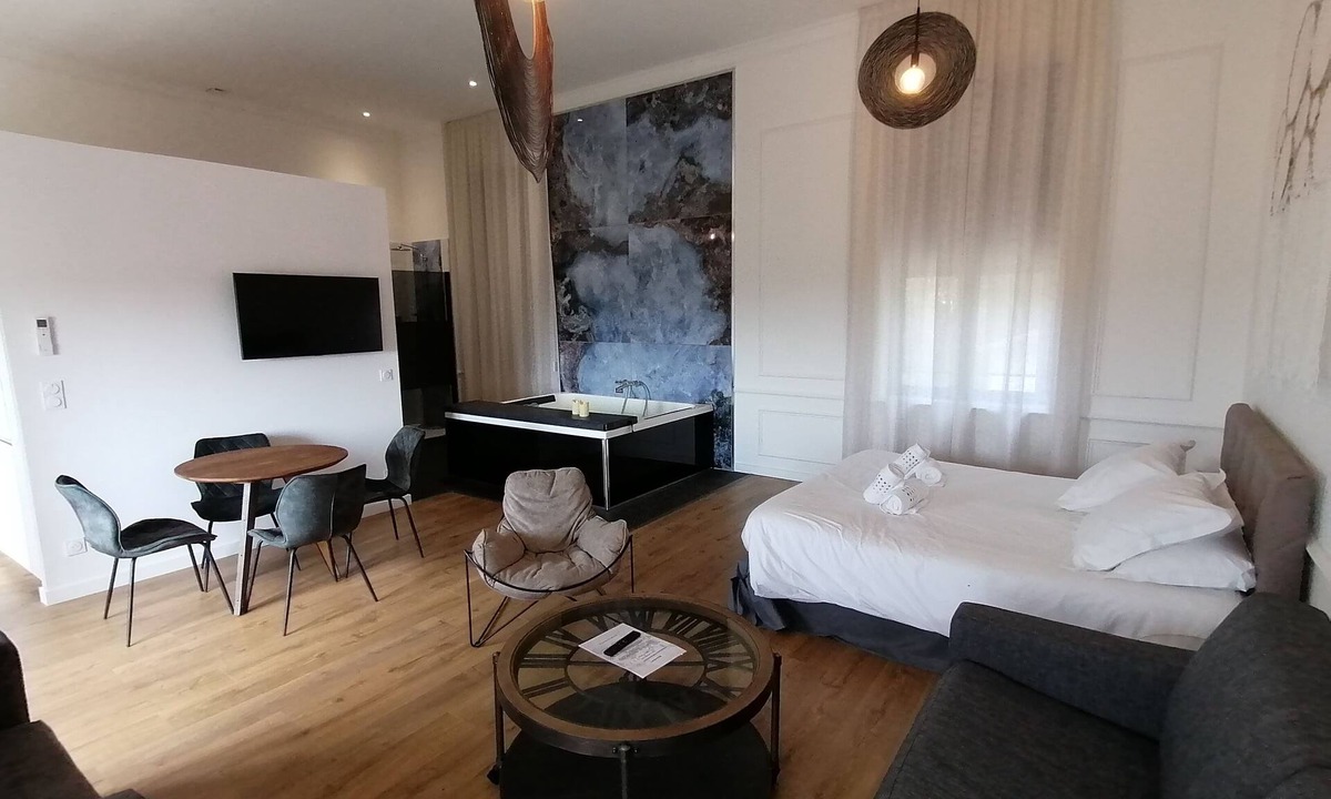 Vendres Bed & Breakfast | Luxury Suite with Spa - La Nébuleuse