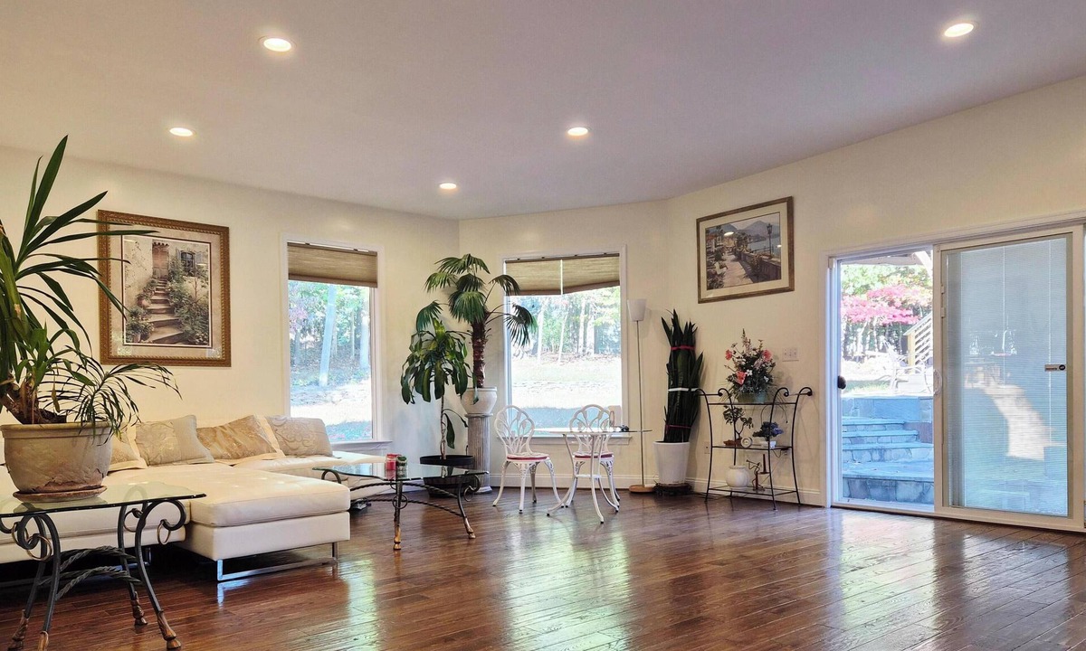 Annandale House | Luxury Sunlight home in Annandale