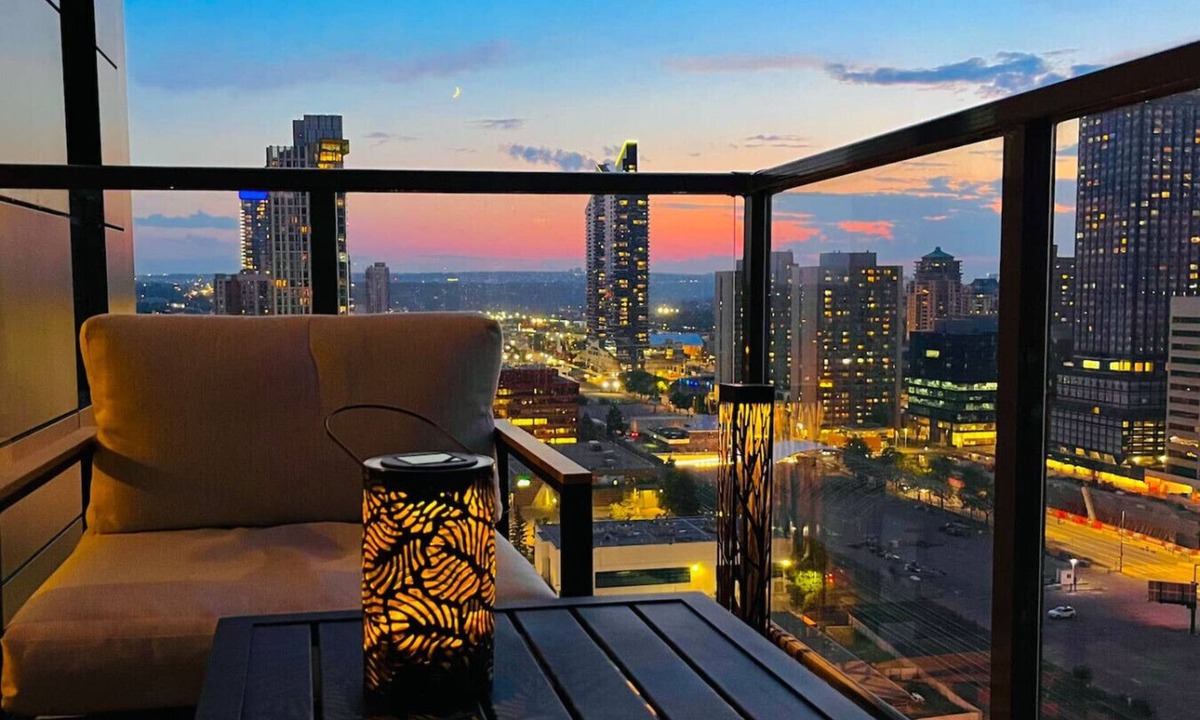 Connaught Apartment | Luxury Sunset Suite - Downtown, full kitchen, private balcony with FREE parking