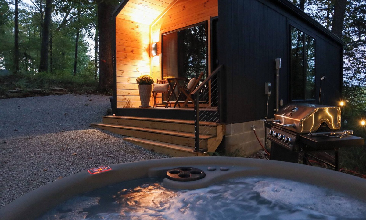 Sparta House | Luxury Tiny Retreat Hot Tub & Fire Pit