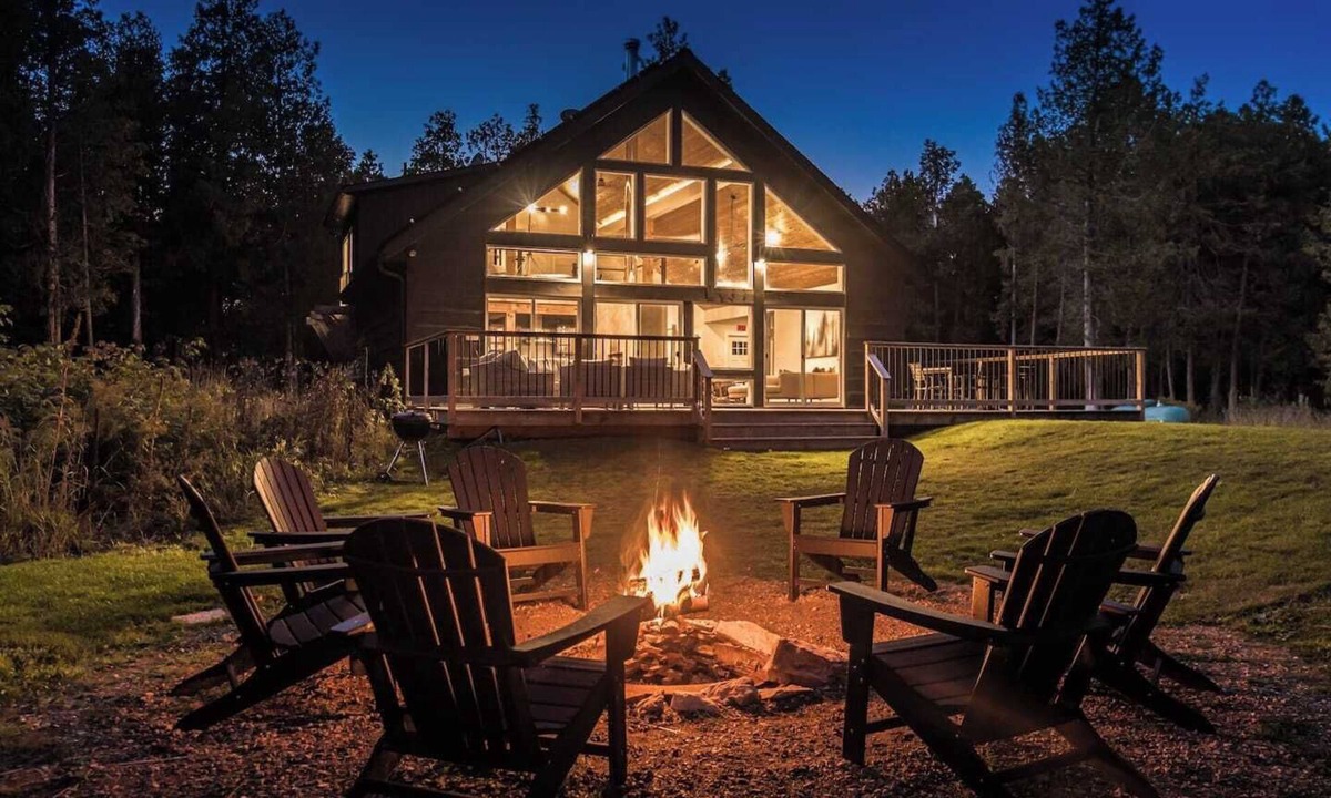 Tobermory Cabin | Luxury Tobermory Retreat: Modern Home and Hot Tub
