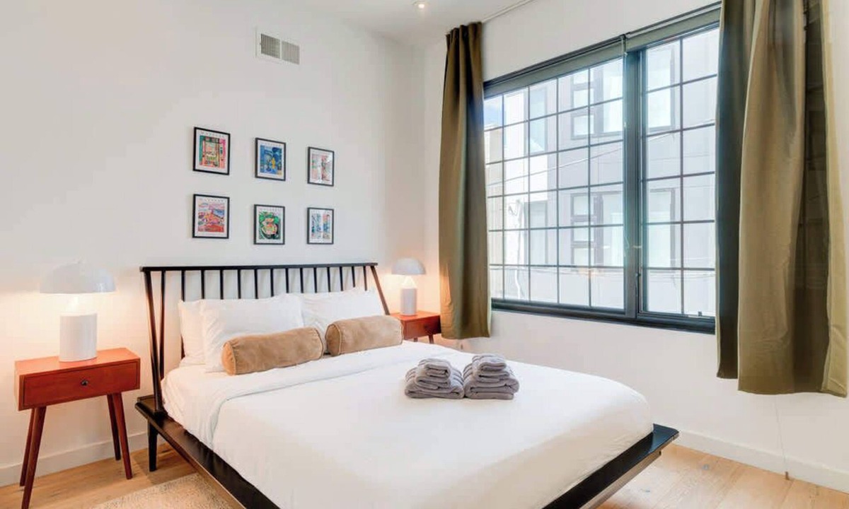 Olde Kensington House | Luxury Townhome 13 | Free Park | Hosted StayRafa