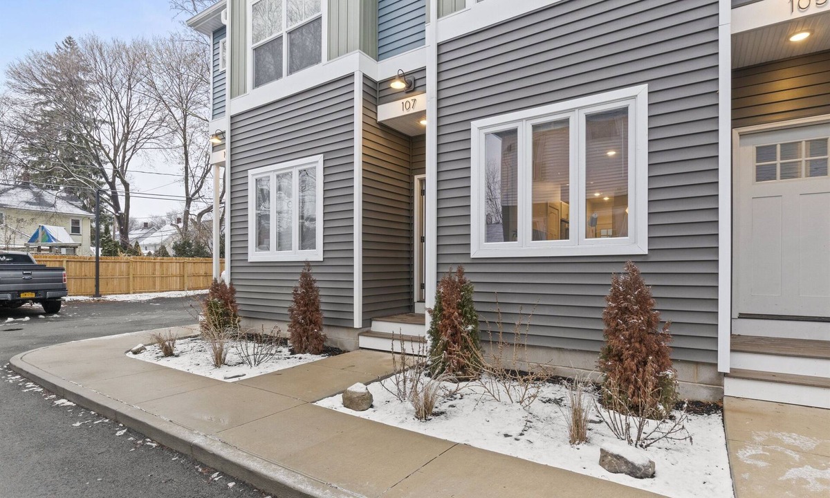 Rochester House | Luxury Townhome | 5 Mins-Roc Airport | WiFi