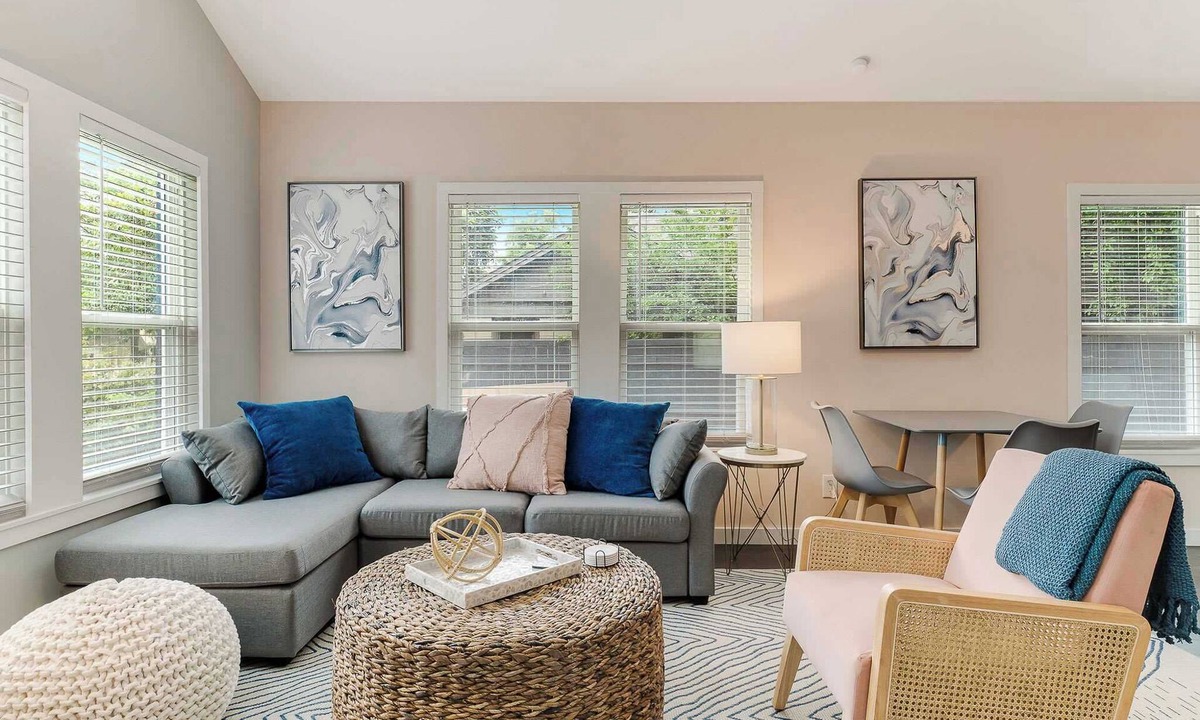 Oak Cliff House | Luxury Townhome | Pet Friendly