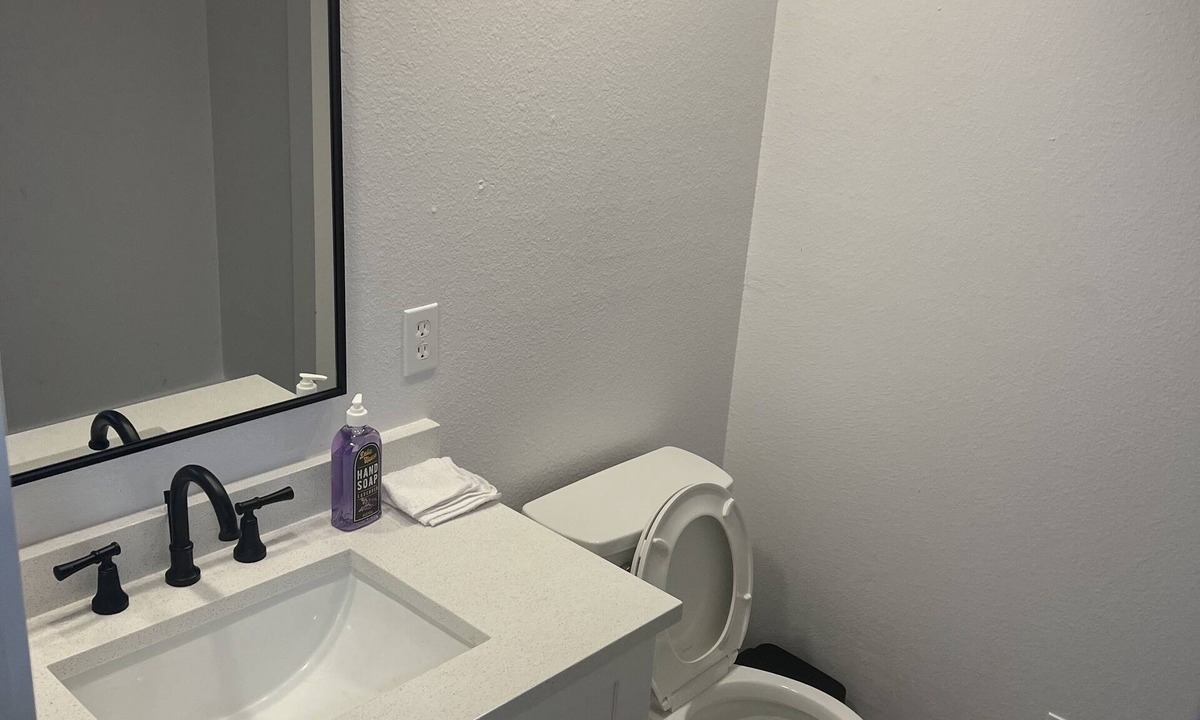 Evanston House | Luxury Townhome - Two King Size Beds