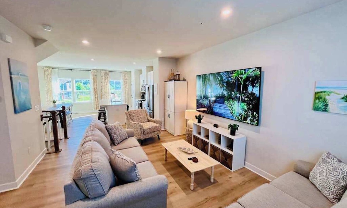 Bayside Condo | Luxury townhome w/pool & clubhouse access, community dock, kitchen & free WiFi