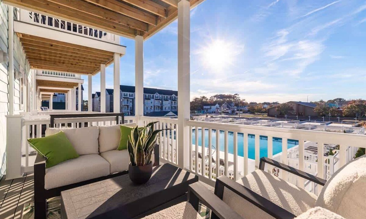 Caine Woods Condo | Luxury Townhome with Pool, Walk to Beach