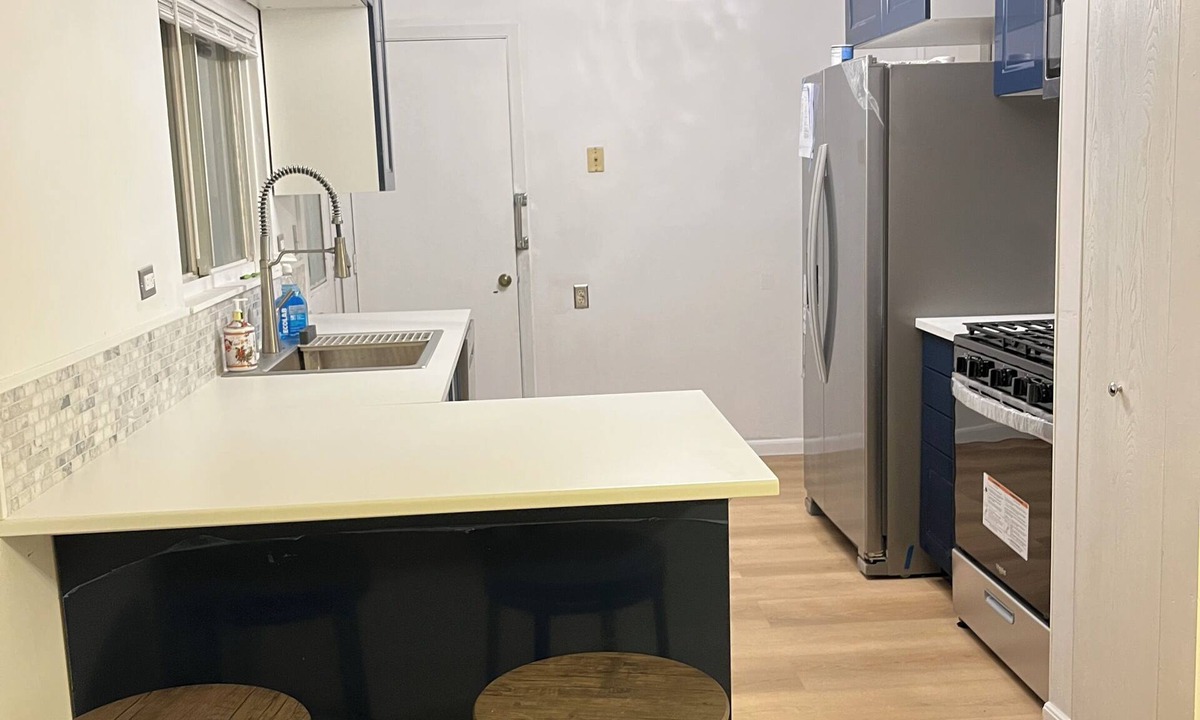 Glendale Heights House | Luxury Townhouse with AC, SmartTV, and Free Parking!