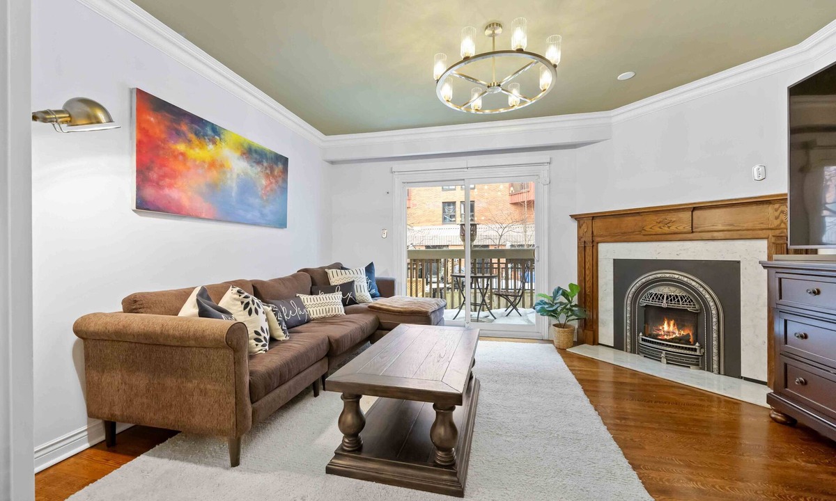 Cabbagetown House | Luxury Townhouses with 6 Double Beds 5 Star Rate Supper Host