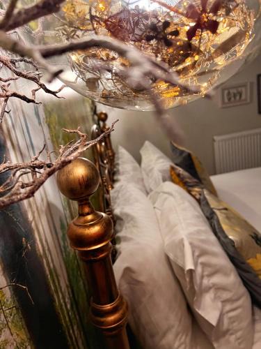 Broad Oak Villa | Luxury tree-house with optional ESPA Spa