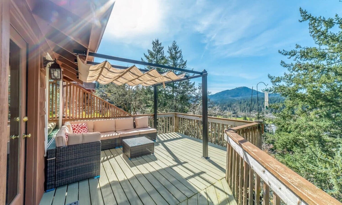 Southeast Eugene House | Luxury Treehouse Home | Eugene Views | Large Deck