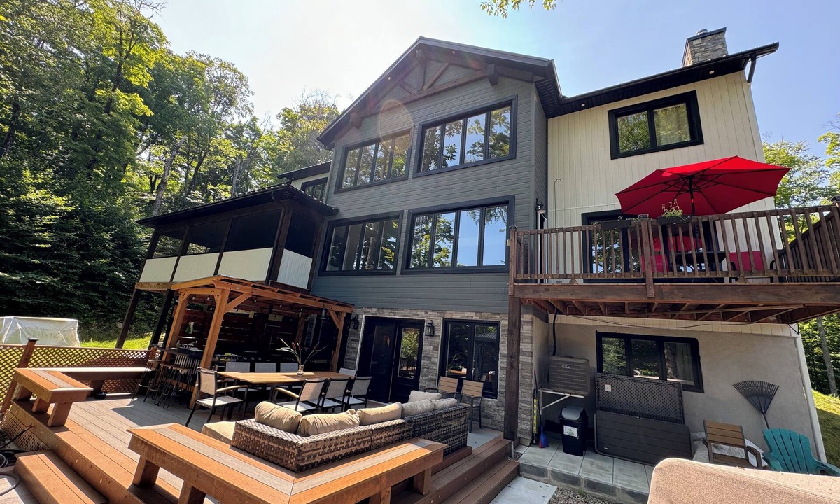 Mont-Tremblant Villa | Luxury Tremblant Chalet Hot Tub Fireplace Firepit BBQ 7 min to Ski