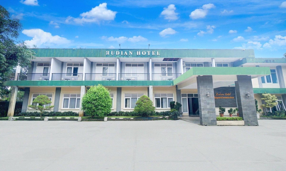 Cisarua House | Luxury Twin Comfort Stay W/Free Parking and Pool