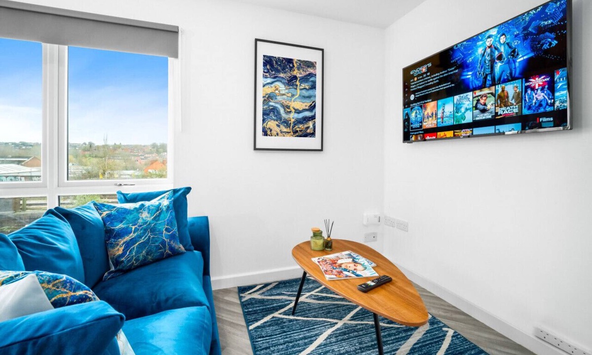 Cradley Heath Apartment | Luxury Two Bed Apartment - Parking - Smart TV