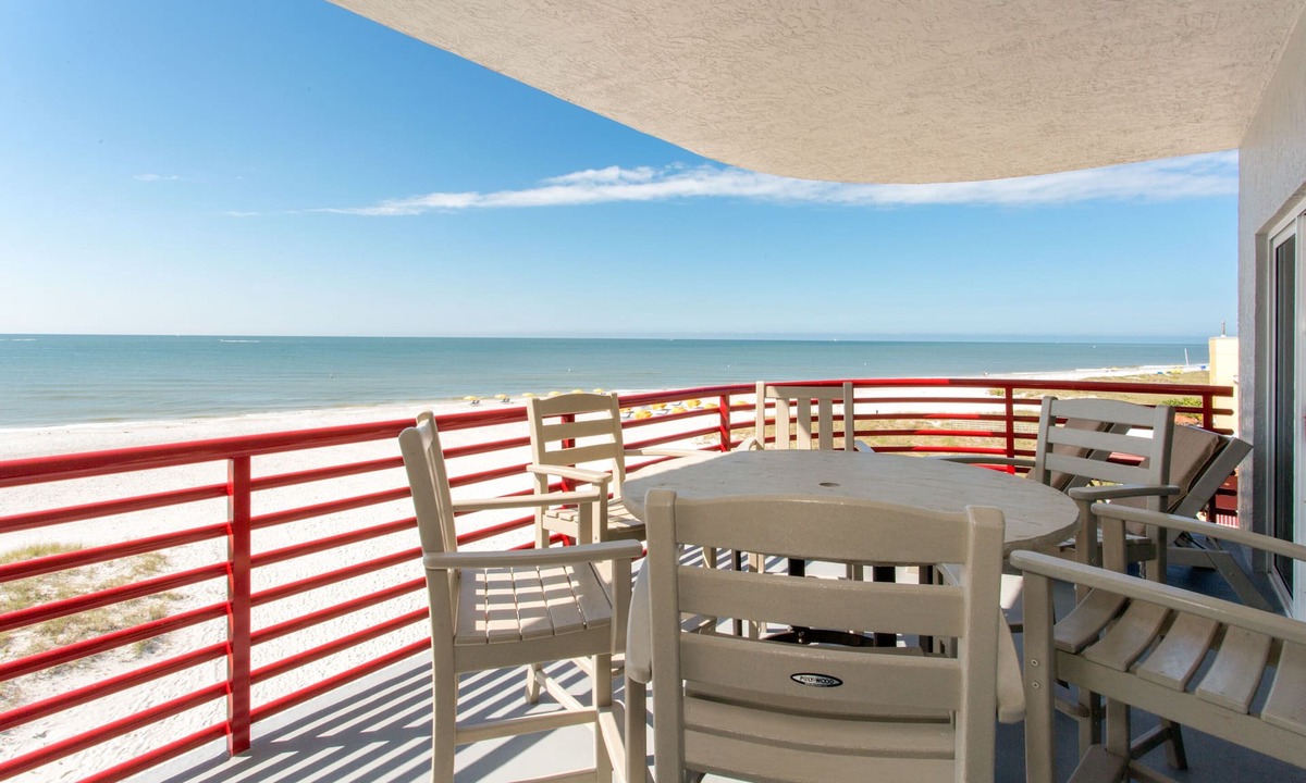Madeira Beach Condo | Luxury Unit - Top Floor Balcony - Crimson #302