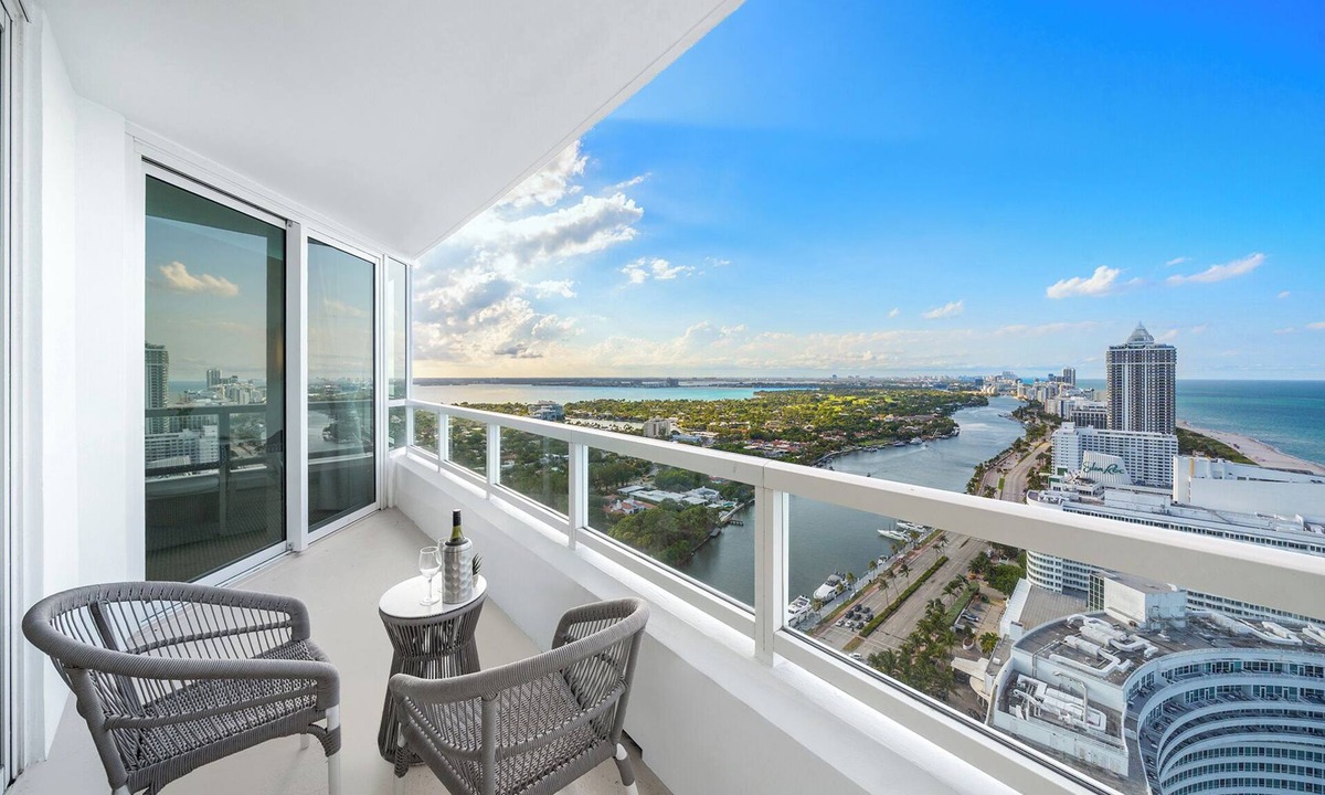 Mid Beach Condo | Luxury Vacation Rentals at Fontainebleau Miami Beach by LRMB