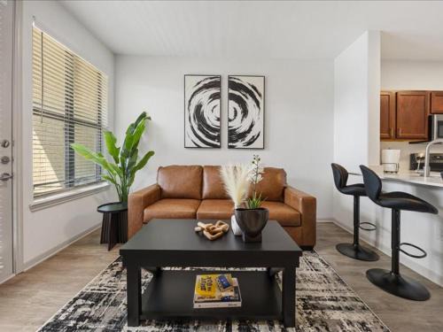 Frisco Apartment | Luxury & Vibrant stay in Frisco with pool & gym