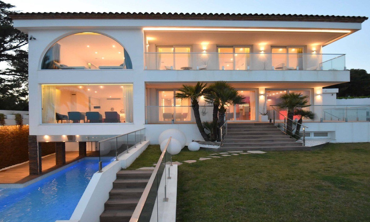 Vilanova I la Geltru Apartment | Luxury Villa Gaudí by HLCLUB Agency