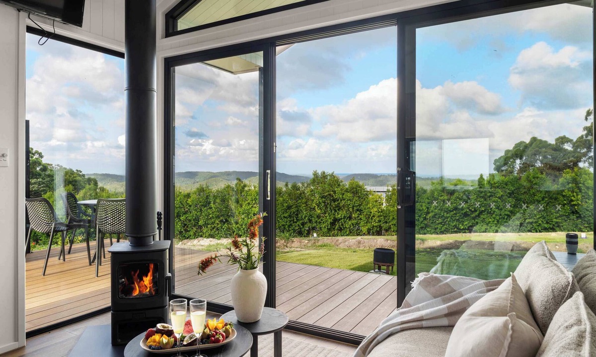 Ninderry Villa | Luxury Villa w Firepit, 30mins to Most Attractions