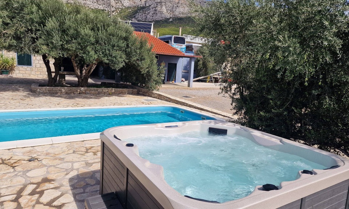 Kastel Sucurac House | Luxury villa complex Pendolino with heated pool and jacuzzi
