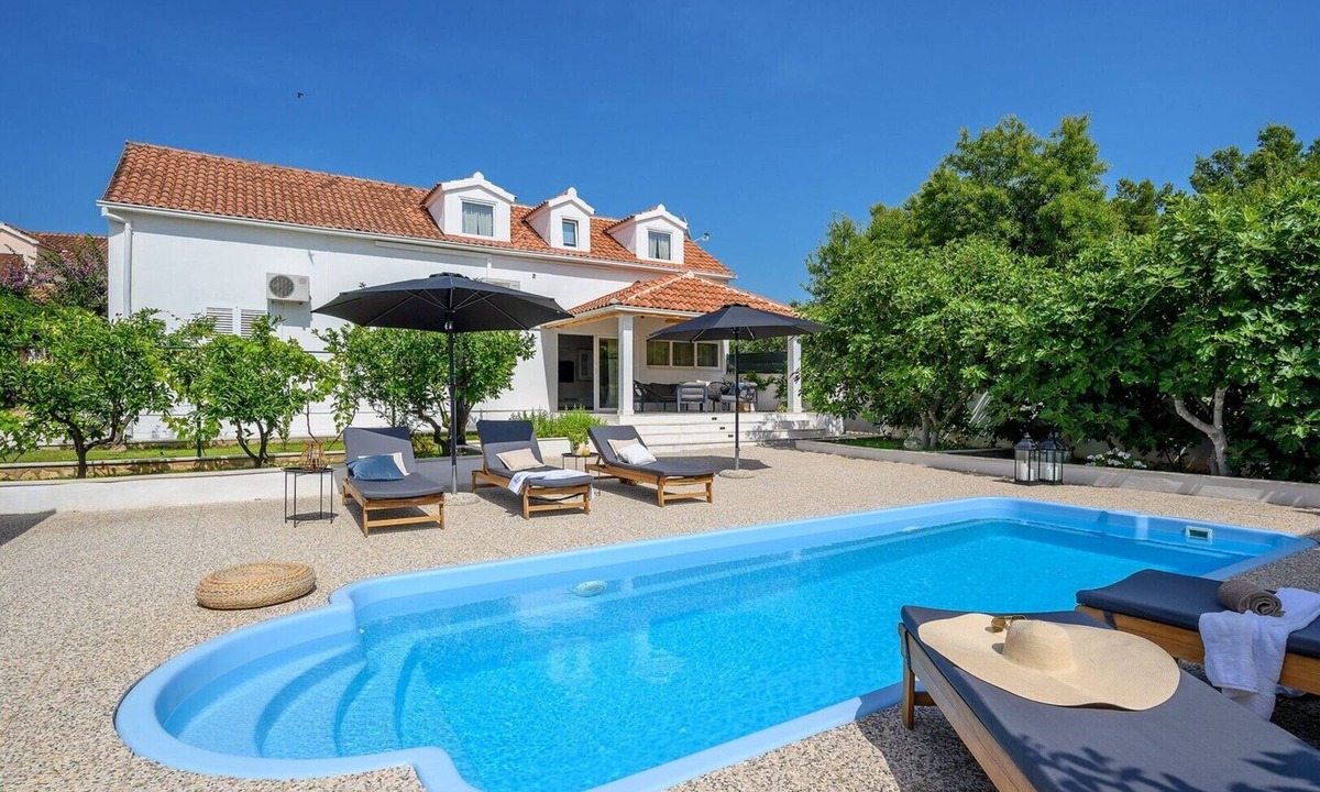 Cove Makarac (Milna) Villa | Luxury Villa Essencia Milna Brac with Heated Pool