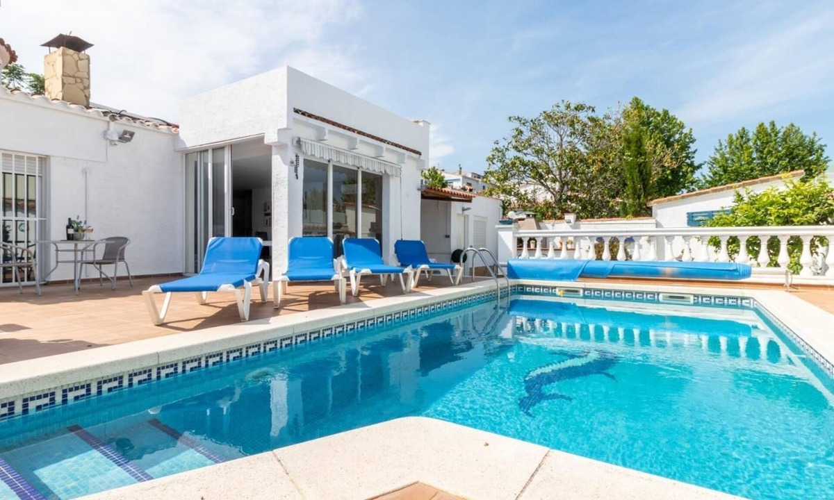 Empuriabrava Villa | Luxury villa, heated pool, wifi, satellite
