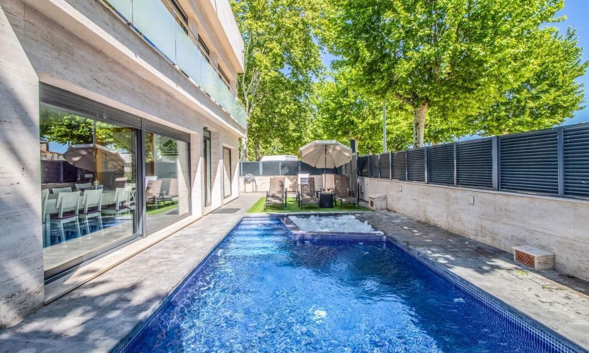 Empuriabrava Villa | LUXURY VILLA, HEATED POOL WITH JACUZZI, INTERNET, NEAR BEACH