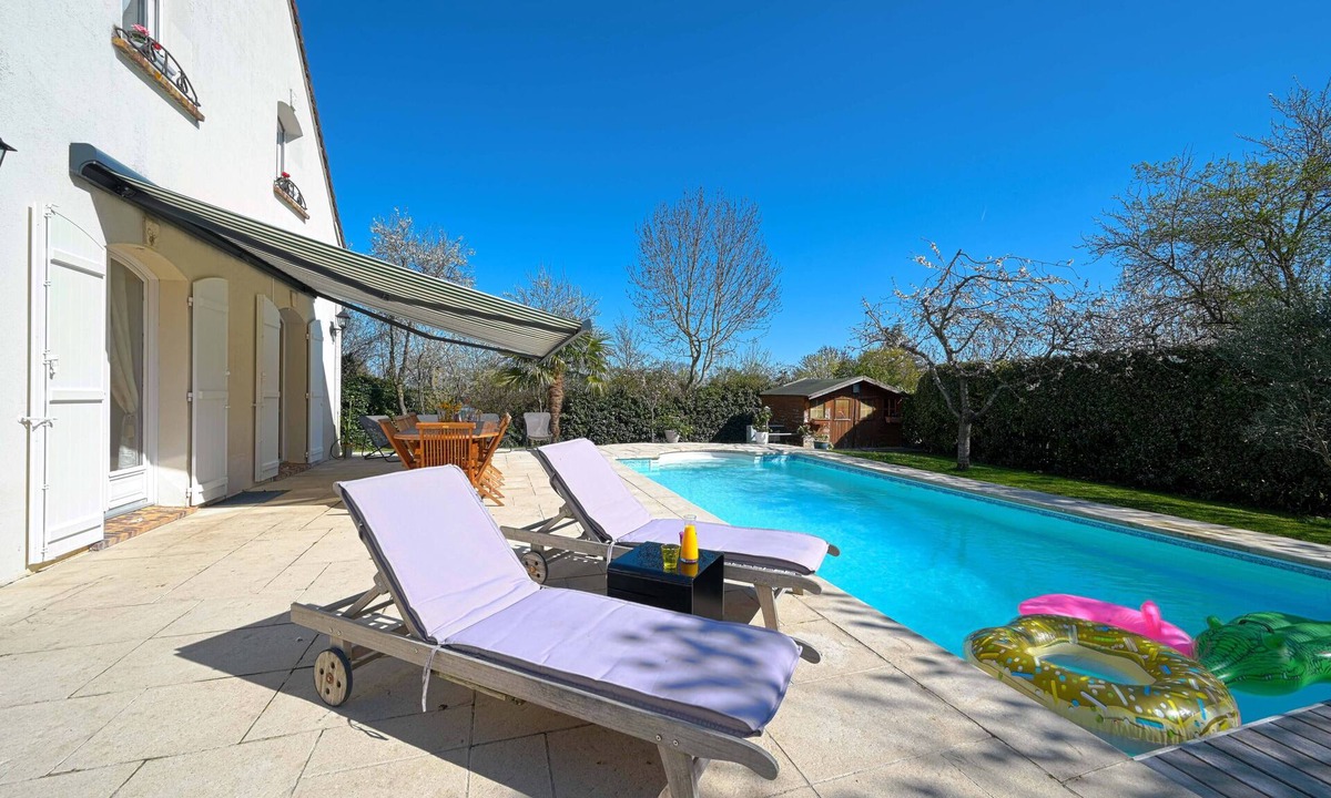 Medan House | Luxury Villa heated pool sauna barbecue