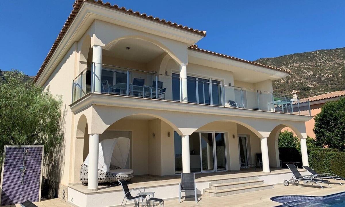 Palau-Saverdera Villa | Luxury villa in a privileged location - sea view -private pool - fibre internet.