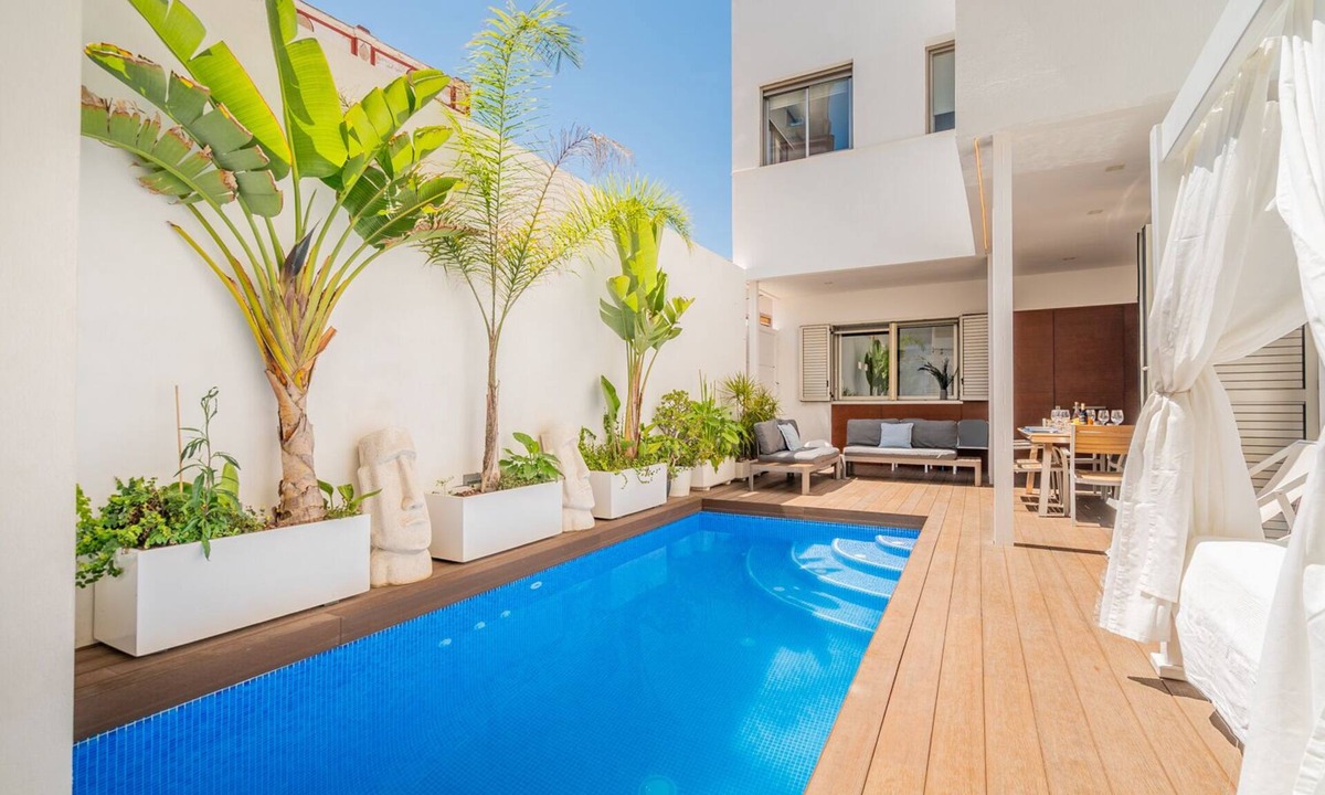 Burjasot Villa | Luxury Villa in Valencia with private pool and cinema roomBig house