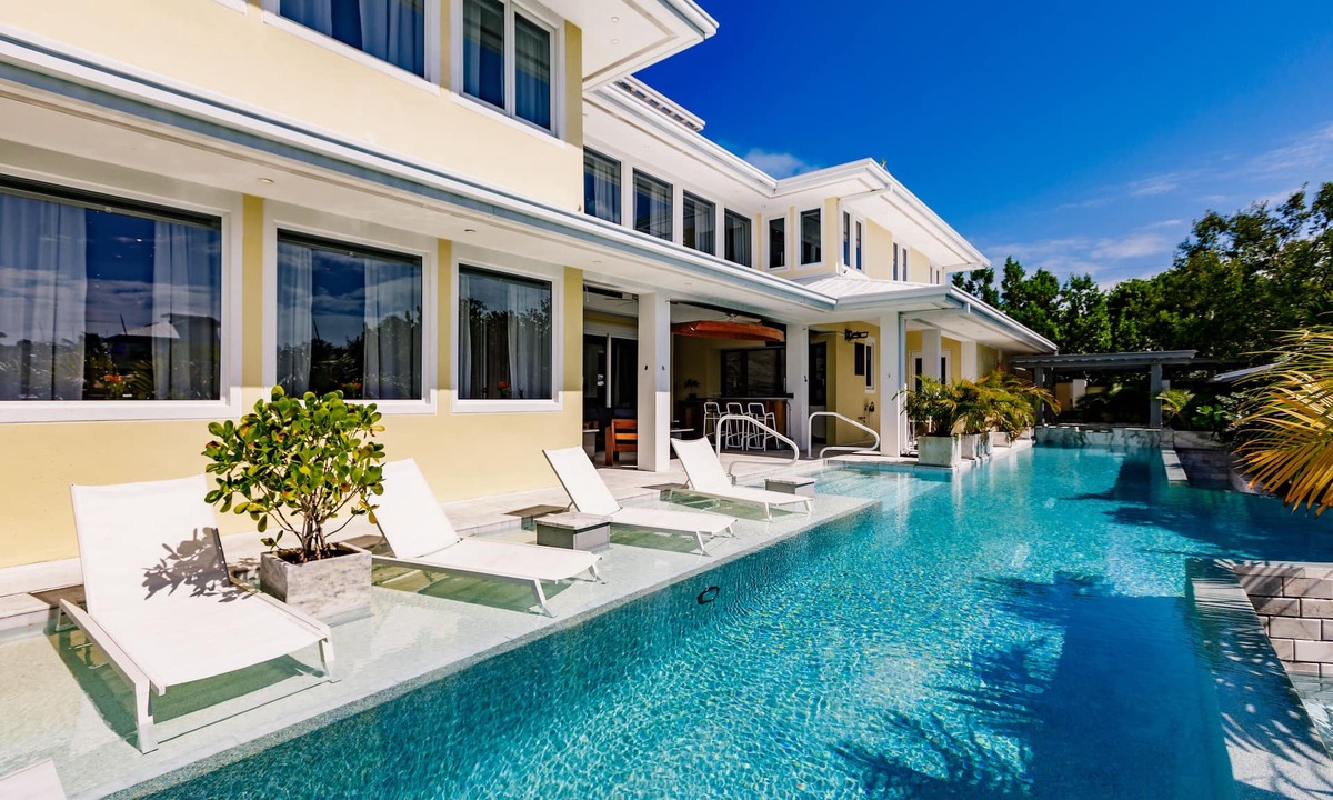 Marathon Villa | Luxury Villa-Infinity Pool-Jacuzzi-Endless Amenities-