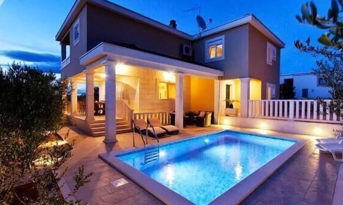 Necujam Villa | LUXURY VILLA IVAN WITH POOL, ISLAND ŠOLTA