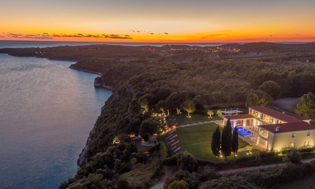 Vrsar Villa | Luxury Villa La Reina for 10 people only 20 meters from the sea with wellness & heated pool near Poreč