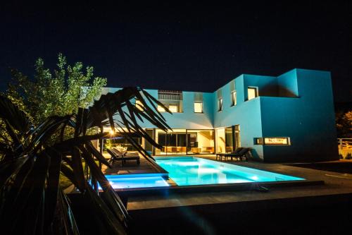 Donji Prolozac Villa | Luxury Villa Lucella, big pool, spa, tennis, gym, volleyball