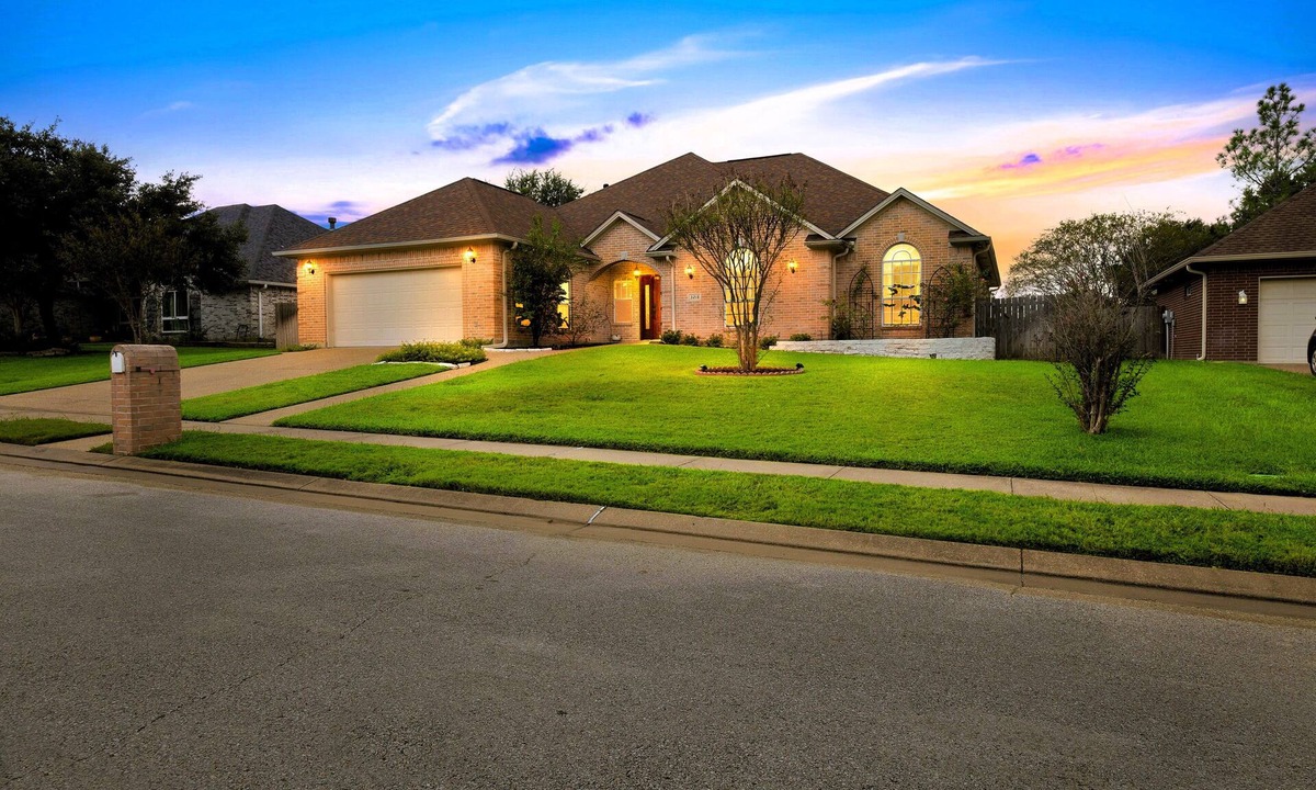 Edelweiss House | Luxury Villa near A&M w/Grand Hall & Game Room