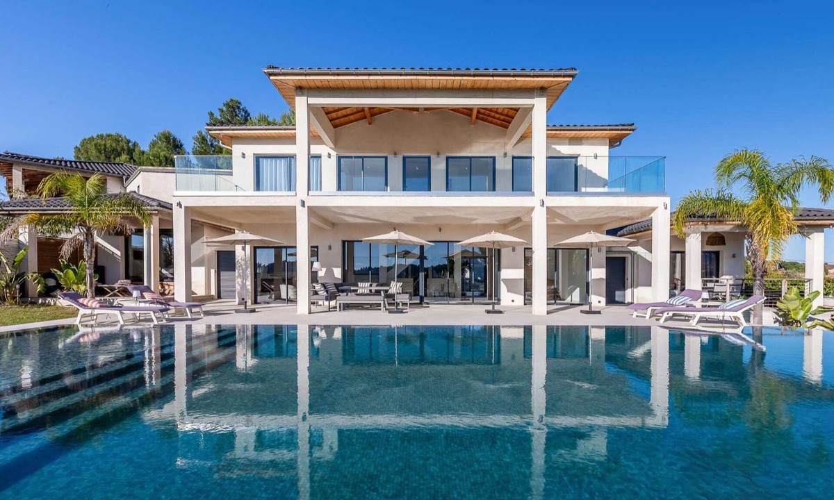 Plaissan Villa | Luxury Villa SCL - Heated infinity pool & spa - 5-star rating