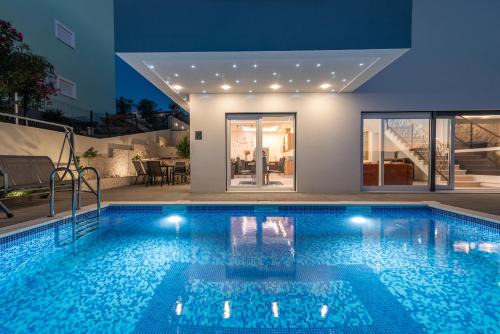 Mastrinka Villa | Luxury Villa Sun Stone heated pool & whirlpool