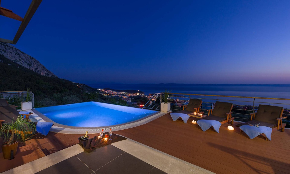 Veliko Brdo House | Luxury Villa View Makarska, private heated infinity pool, Jacuzzi, Gym,BBQ.