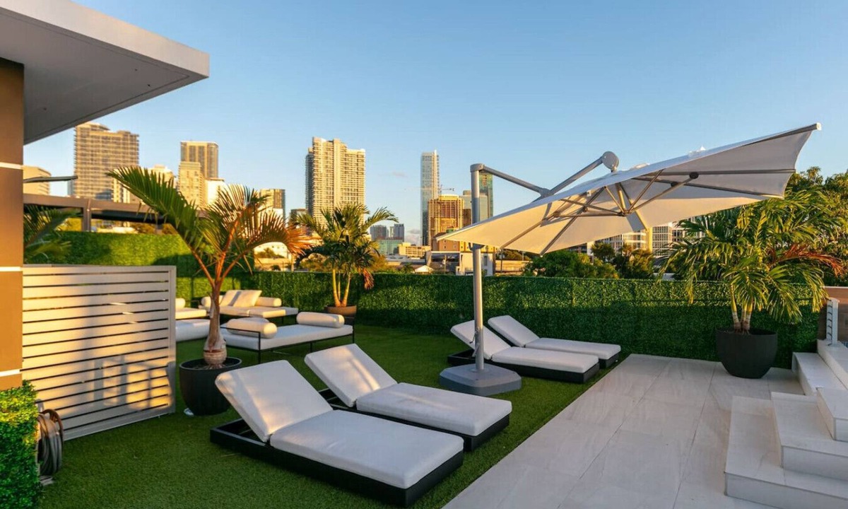 The Roads House | Luxury Villa w/Rooftop Pool & Theater