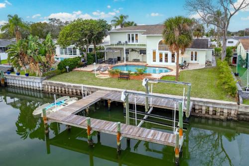 Bay Crest Park House | Luxury Villa - Waterfront 5BR with kayaks
