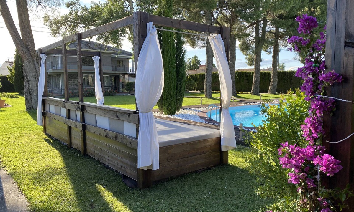 Zaragoza Villa | Luxury villa with detail decorated pool
