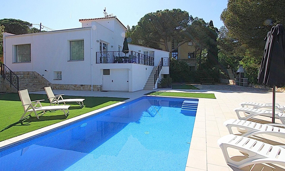 Lloret de Mar Cottage | Luxury Villa with Private Pool, A/C, BBQ & Sleeps 8