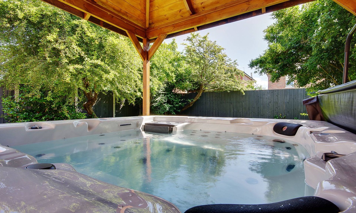 Bournemouth Villa | Luxury Villa with Hot Tub