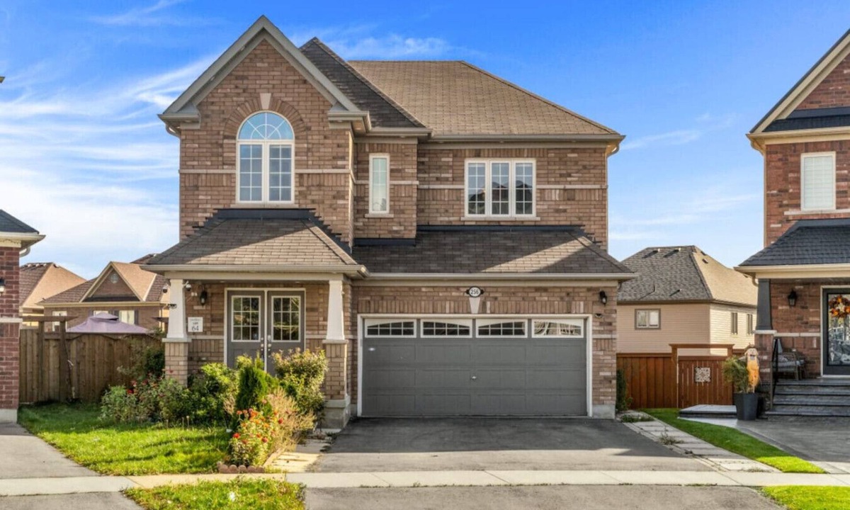 Durham Region Villa | Luxury Villa with Hot Tub, BBQ, Fireplaces & Pool Table