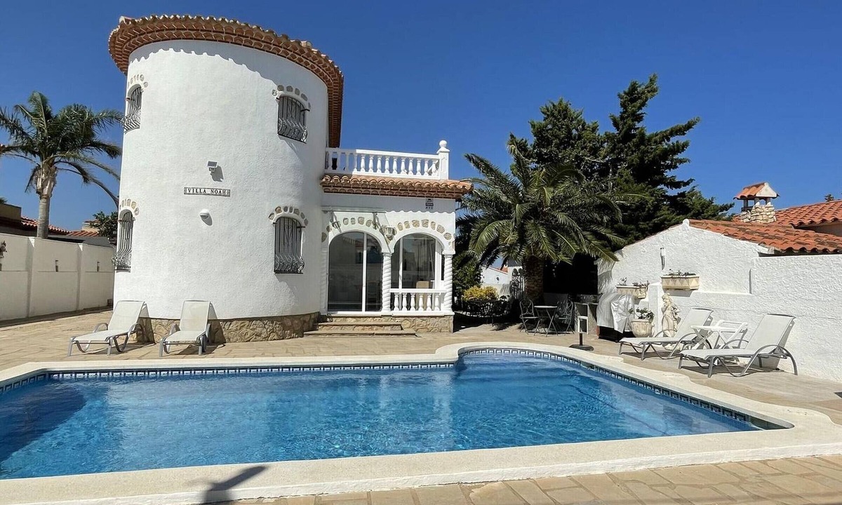 Miami Platja Cottage | Luxury Villa with Private Pool Near Beach
