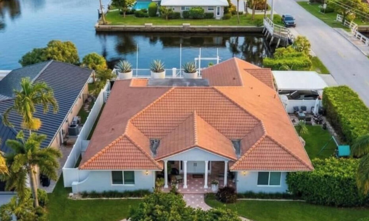 Fort Lauderdale Villa | Luxury Waterfront | Pool, Sauna, Playground & more